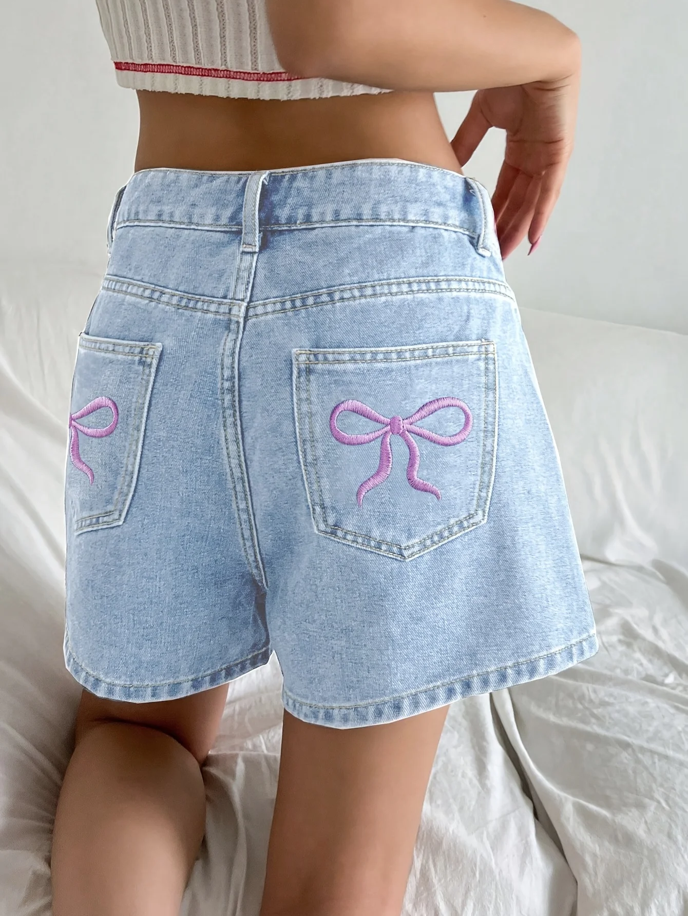 Hot Girl denim shorts, women's trendy and fashionable, washed sweet hot air bow pocket embroidered casual straight shorts
Hot Girl denim shorts, women's trendy and fashionable, washed sweet hot air bow pocket embroidered casual straight shorts