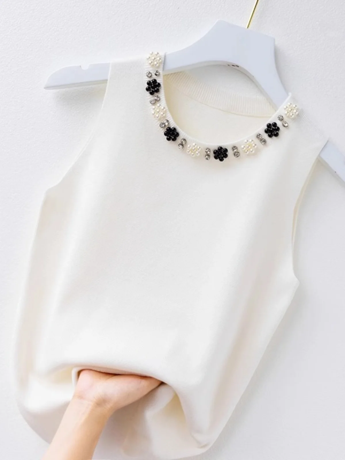 Женский облегающий жилет-майка для костюма, белый, летний, модный, с жемчужной отделкой, тонкий вязаный топ
Женский облегающий жилет-майка для костюма, белый, летний, модный, с жемчужной отделкой, тонкий вязаный топ