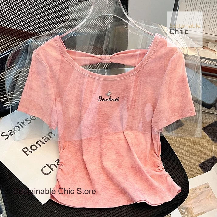 American letter embroidered short-sleeved tie-dyed T-shirt women's new summer design feels sweet and spicy pleated backless top.
American letter embroidered short-sleeved tie-dyed T-shirt women's new summer design feels sweet and spicy pleated backless top.