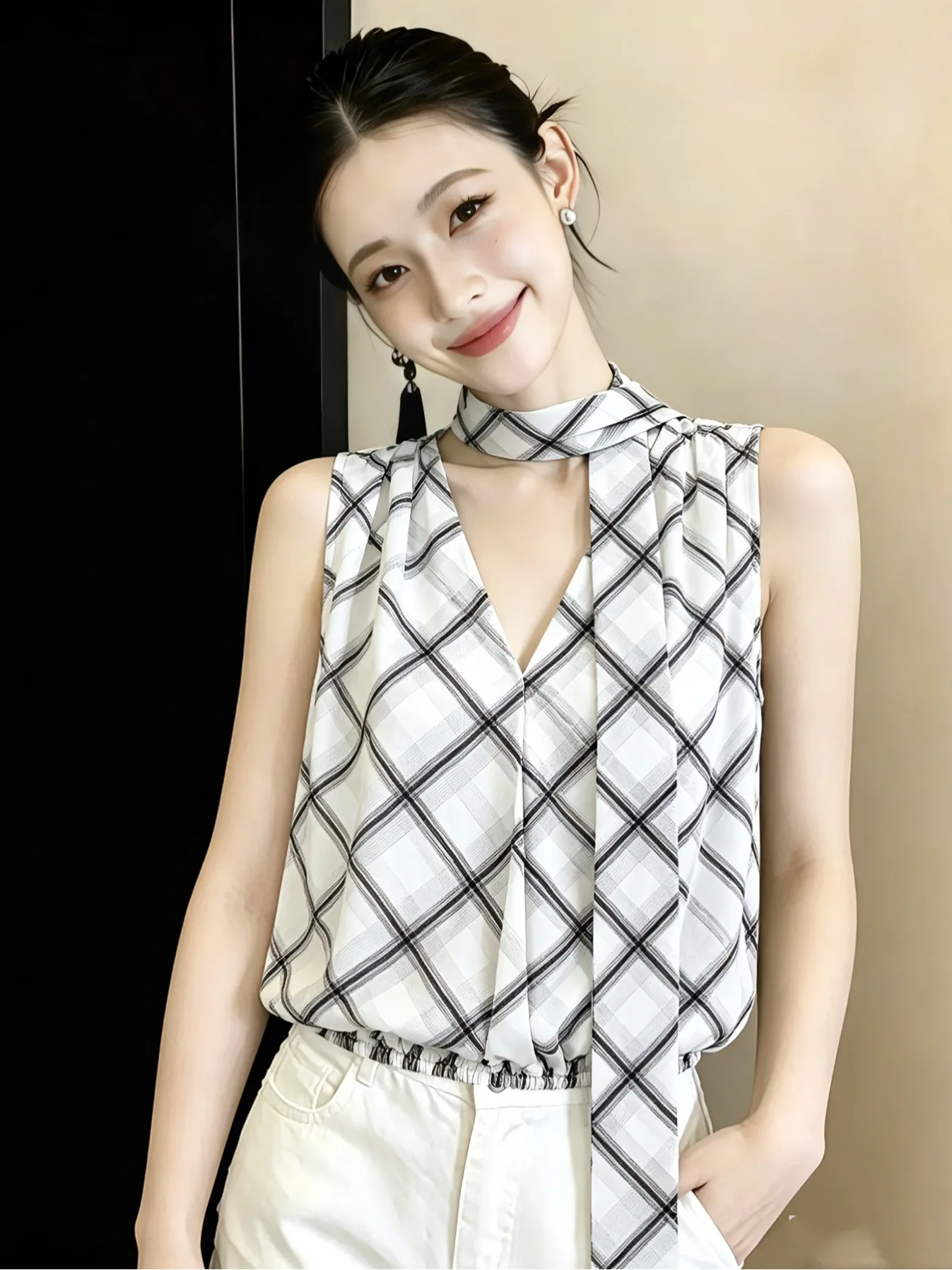 Korean Plaid Sleeveless V-Neck Loose Women's Vest Summer Fashionable Beautiful Loose Slimming Versatile Top Hang Neck Vest
Korean Plaid Sleeveless V-Neck Loose Women's Vest Summer Fashionable Beautiful Loose Slimming Versatile Top Hang Neck Vest