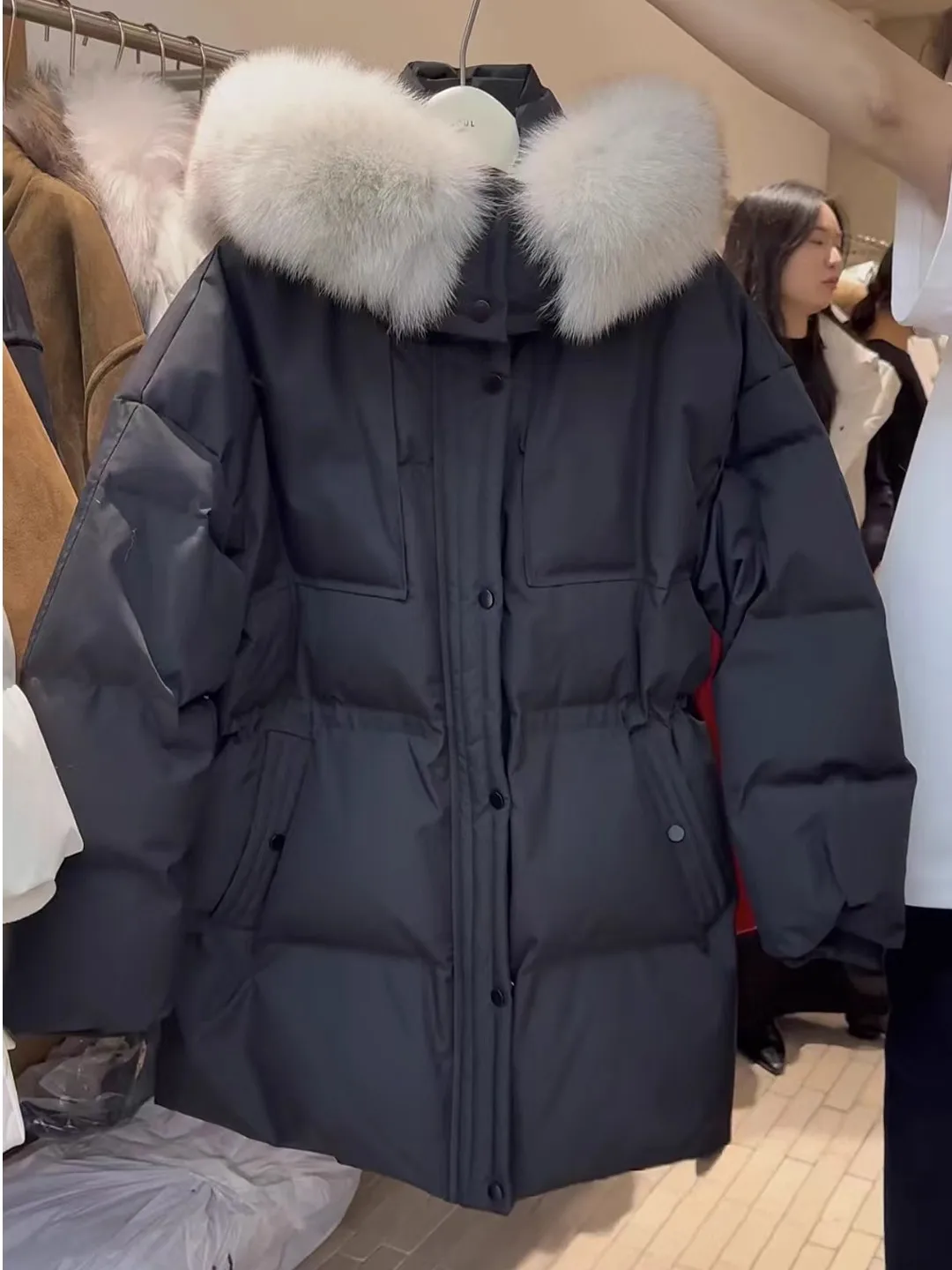 Корейский Sle плюс размер, черный меховой воротник, теплый хлопковый джет средней длины, женская зимняя утягивающая уникальная верхняя одежда
Корейский Sle плюс размер, черный меховой воротник, теплый хлопковый джет средней длины, женская зимняя утягивающая уникальная верхняя одежда