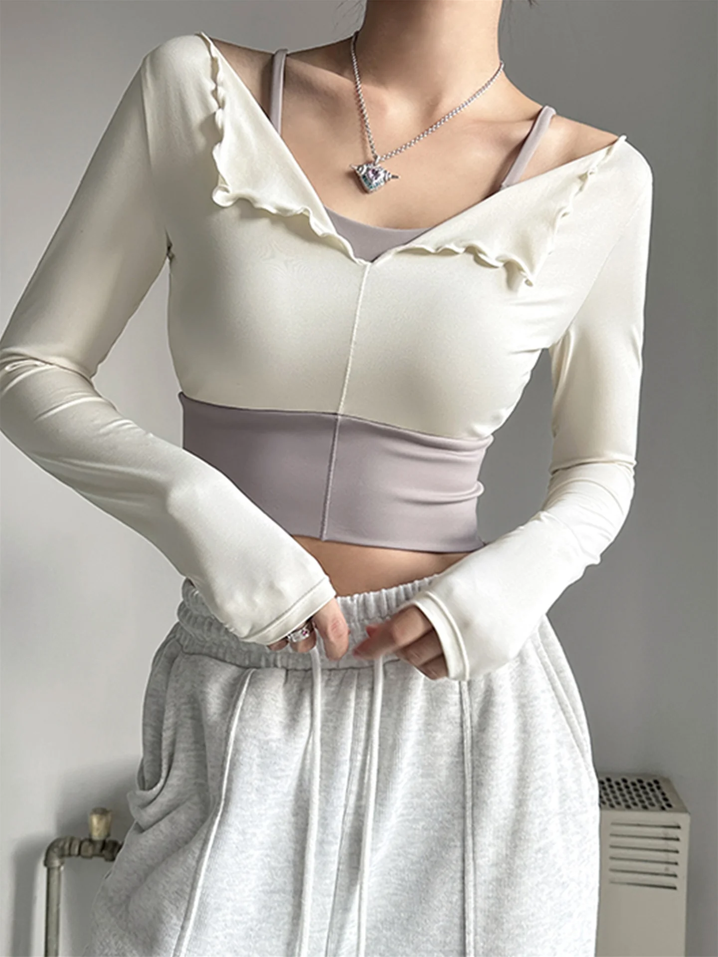 Women's Yoga Sportswear Autumn Winter Long Sve Running Training Top with Chest Pad Fake Two-Piece V-ne Fitn Running Top
Women's Yoga Sportswear Autumn Winter Long Sve Running Training Top with Chest Pad Fake Two-Piece V-ne Fitn Running Top