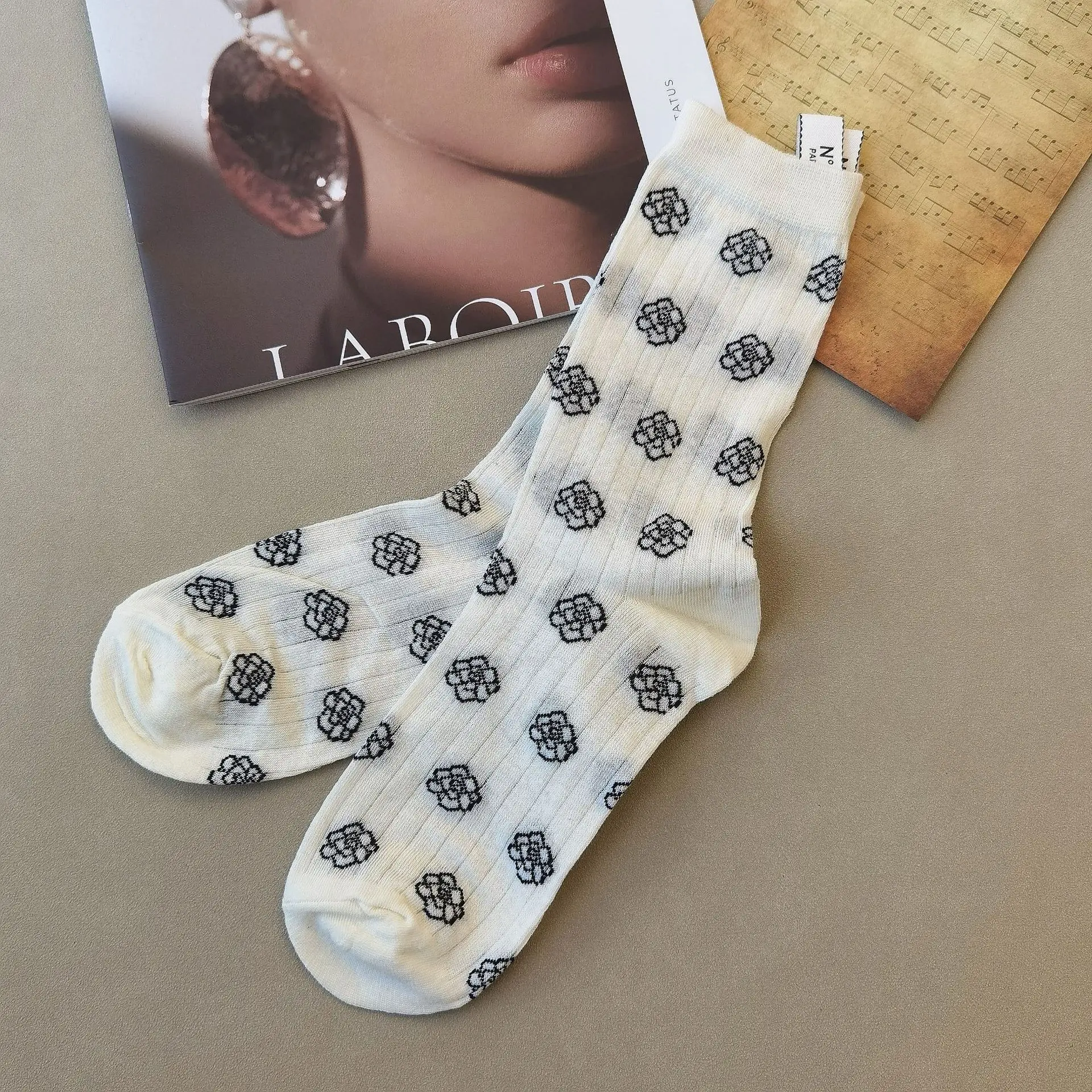 Women's Mid-tube Camellia ins casual cute new black white antislip moda feminina cotton all-season meias esportivas socks
Women's Mid-tube Camellia ins casual cute new black white antislip moda feminina cotton all-season meias esportivas socks