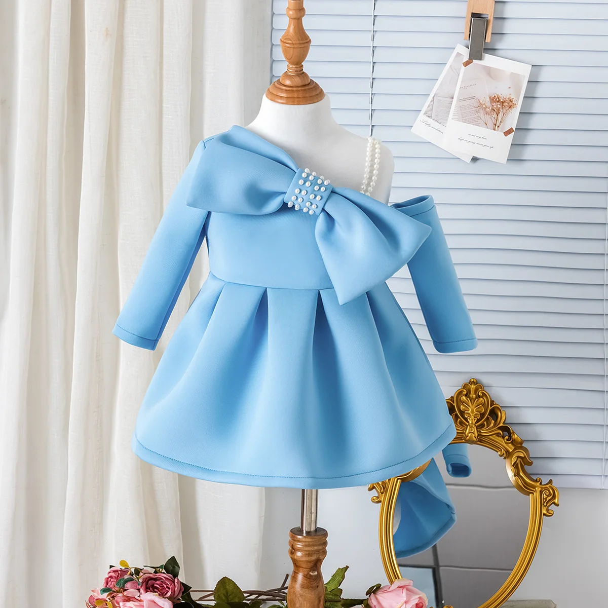 2025 European spring and autumn new girl's suit in the child pearl bow halter long-sleeved dress
2025 European spring and autumn new girl's suit in the child pearl bow halter long-sleeved dress