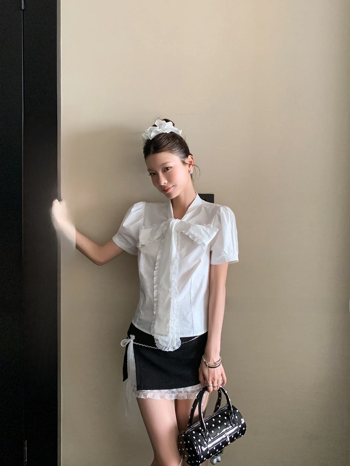 LIONE Cloud Breath White Knot Bubble Short Sleeve Shirt Drifting Ribbon Elegant Style Loose Fit Women's Summer Blouse
LIONE Cloud Breath White Knot Bubble Short Sleeve Shirt Drifting Ribbon Elegant Style Loose Fit Women's Summer Blouse