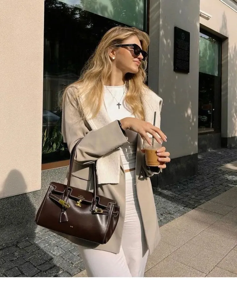 2026 JW PEI Luxury Retro Long-Handle Kelly Bag, Metal Lock Underarm Bag, Versatile Commuter Elegant Bag
2026 JW PEI Luxury Retro Long-Handle Kelly Bag, Metal Lock Underarm Bag, Versatile Commuter Elegant Bag