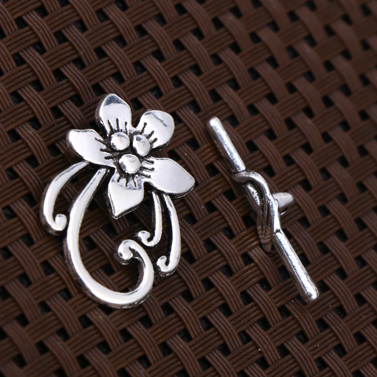 20 Pcs Alloy OT Buckle Vintage Toggle Clasps Silver Bracelet Connectors Durable DIY Jewelry Crafts Accessories
20 Pcs Alloy OT Buckle Vintage Toggle Clasps Silver Bracelet Connectors Durable DIY Jewelry Crafts Accessories