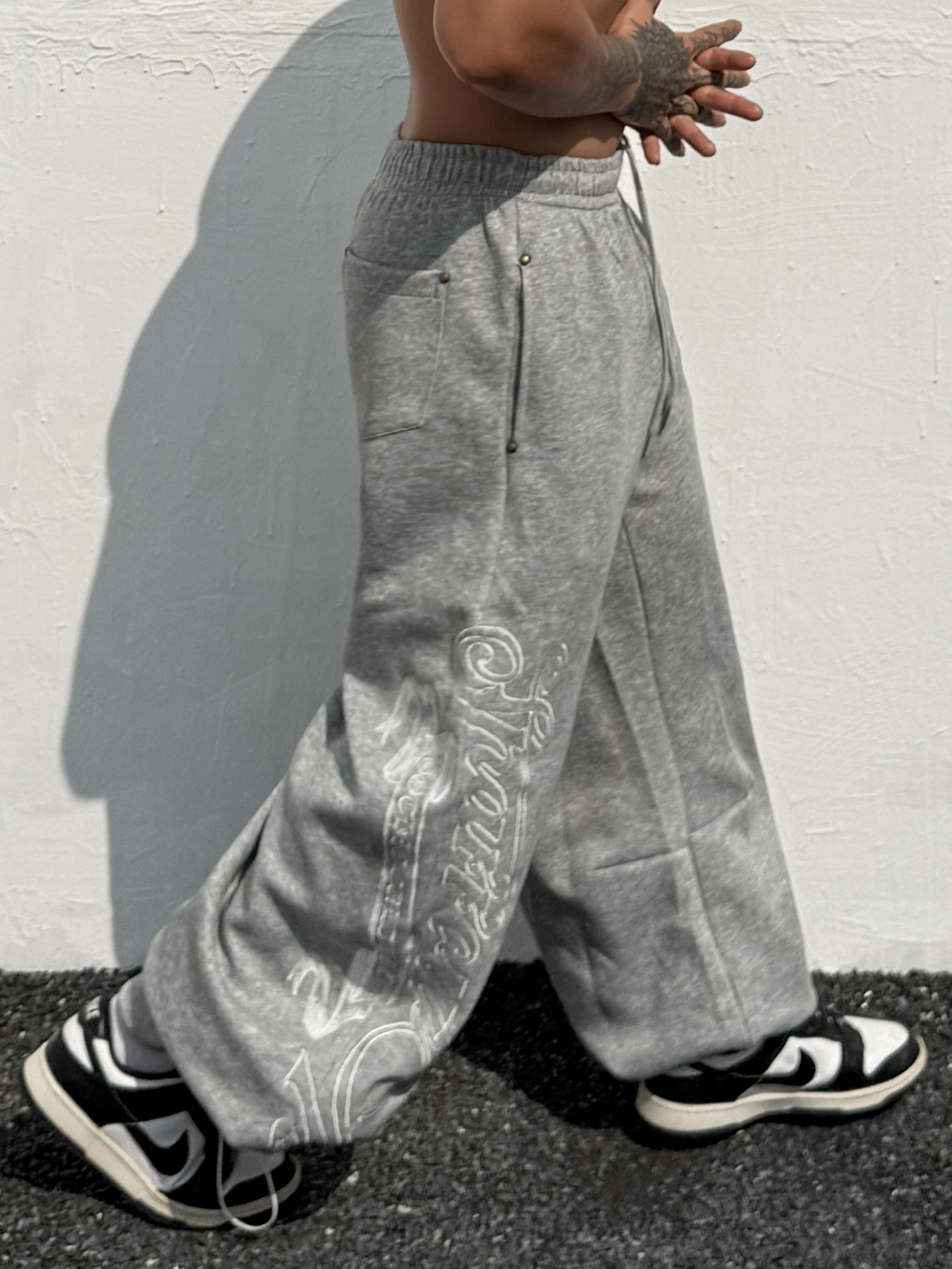 Trendy Art American Retro Street Embroidered Sweatpants Men's Loose Fit Hip Hop Casual Pants Breathable Comfortable Cotton Po...
Trendy Art American Retro Street Embroidered Sweatpants Men's Loose Fit Hip Hop Casual Pants Breathable Comfortable Cotton Po...