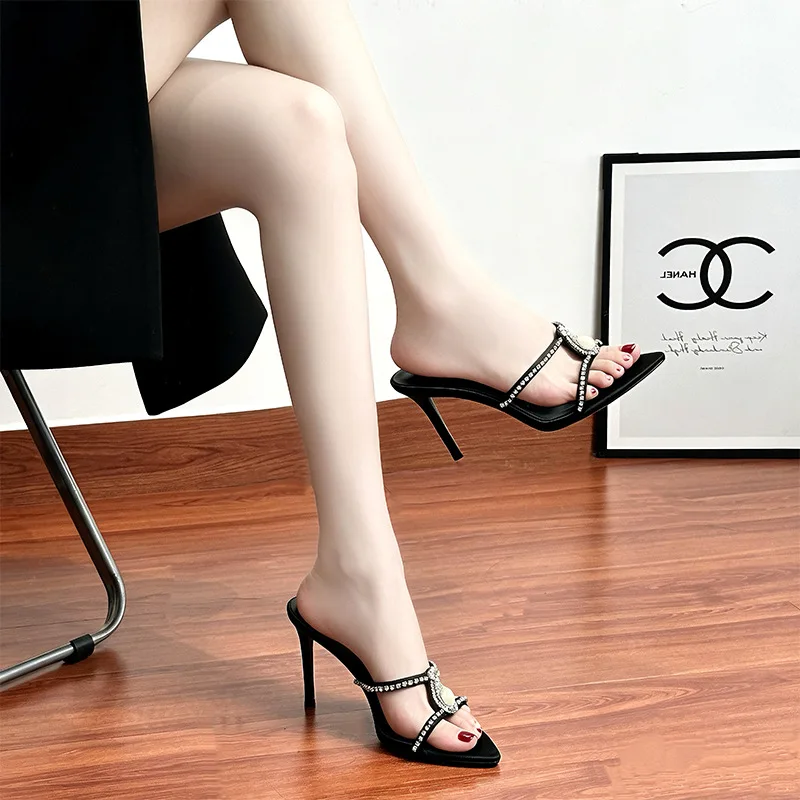 Water diamond high-heeled sandals for women, worn outdoors in summer with exposed toes, slim heels, stylish and cool slippers
Water diamond high-heeled sandals for women, worn outdoors in summer with exposed toes, slim heels, stylish and cool slippers