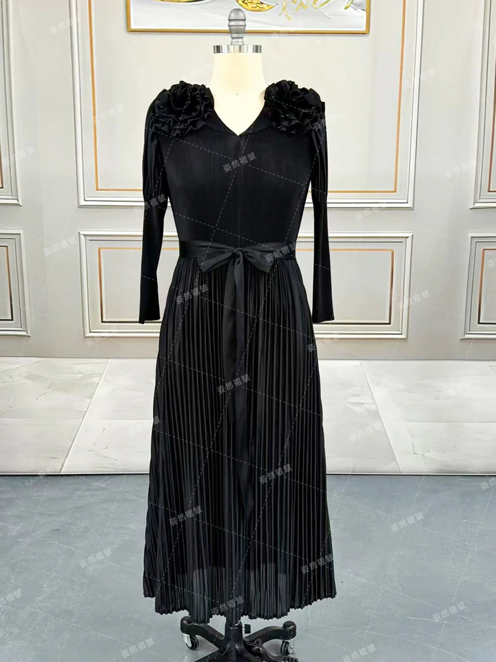 Plus size women's long skirt light luxury high-end sense of life pleated long sleeve dress holiday style skirt-GZXX1008
Plus size women's long skirt light luxury high-end sense of life pleated long sleeve dress holiday style skirt-GZXX1008
