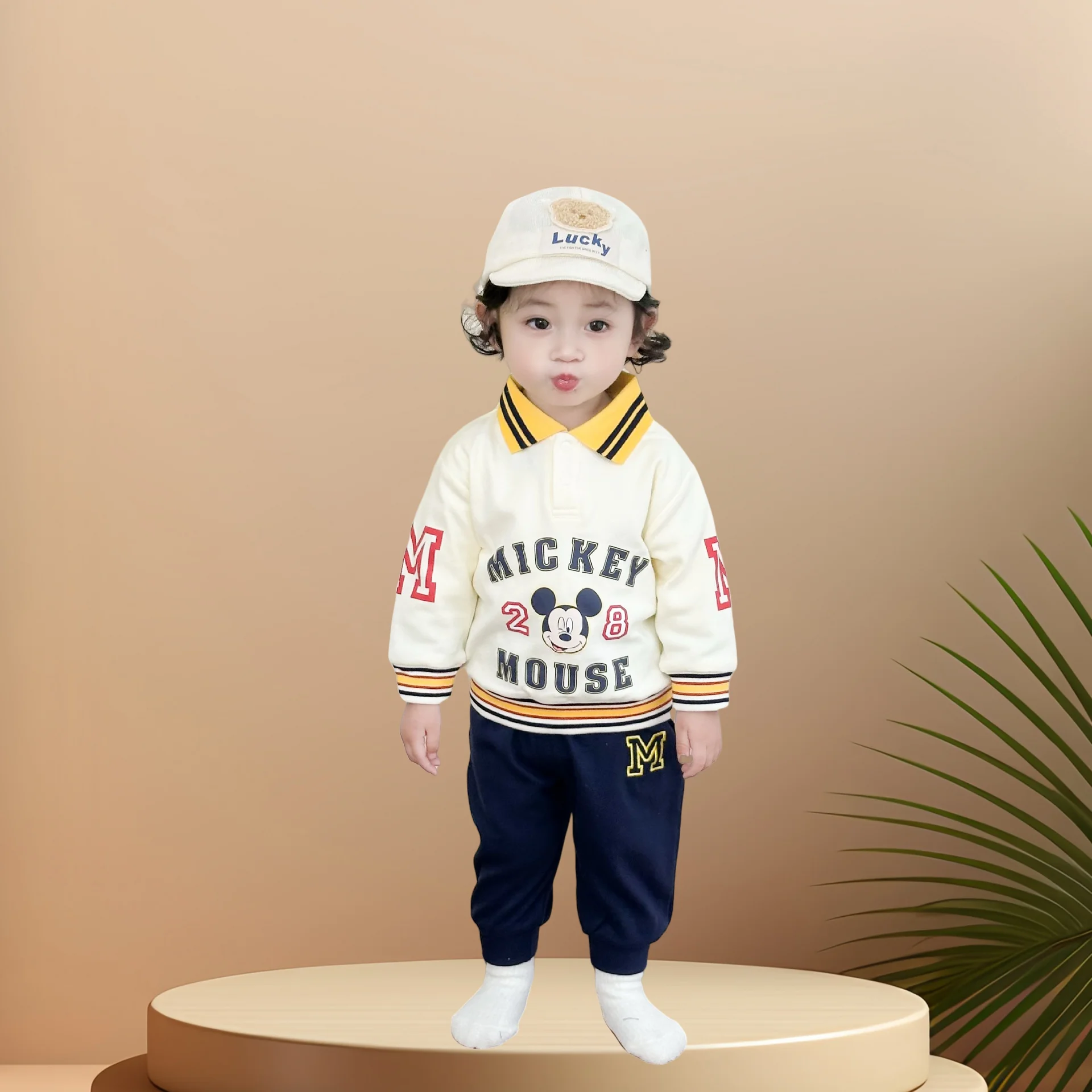 Новый детский костюм Disney для осени и зимы, верхняя одежда из мягкого хлопка для маленьких мальчиков, свитер с принтом Микки, спортивные штаны, комплект из двух предметов
Новый детский костюм Disney для осени и зимы, верхняя одежда из мягкого хлопка для маленьких мальчиков, свитер с принтом Микки, спортивные штаны, комплект из двух предметов