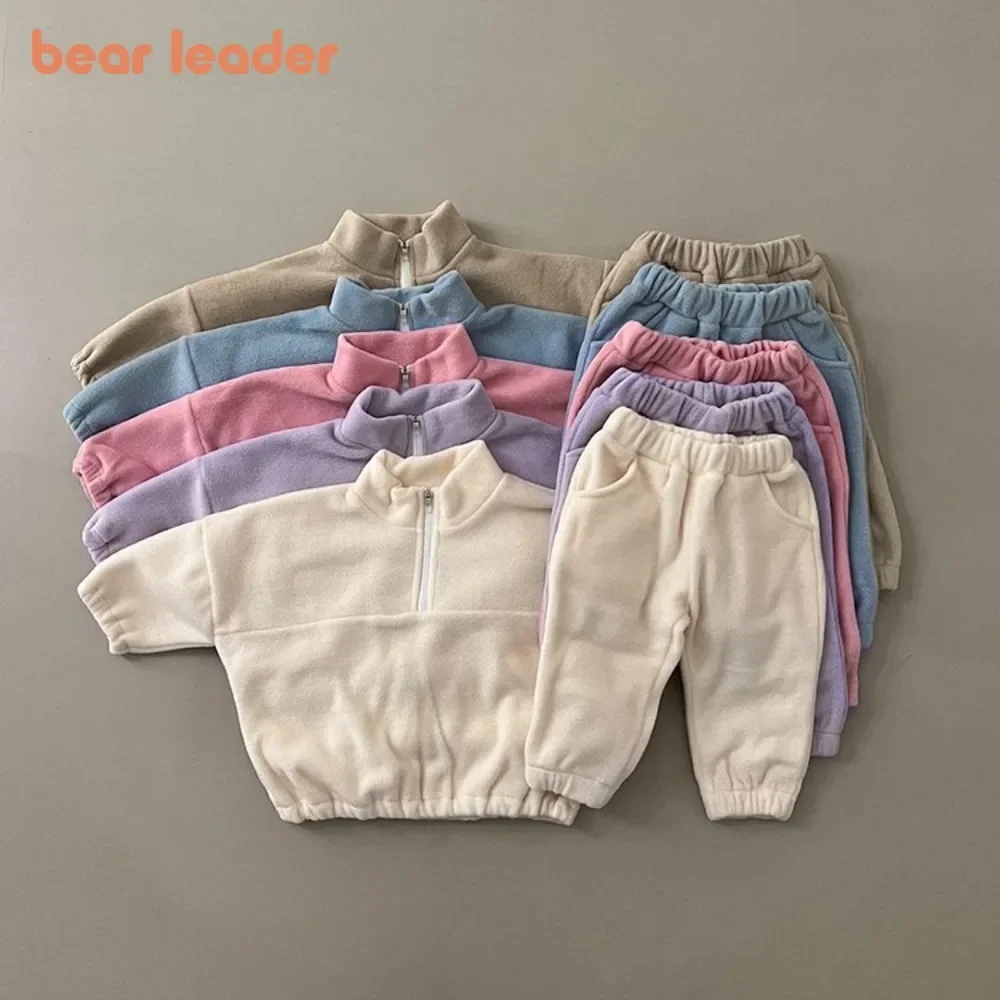 Весенне-осенний однотонный детский комплект Bear Leader, модная спортивная одежда для отдыха для девочек, топ на молнии с длинными рукавами + брюки
Весенне-осенний однотонный детский комплект Bear Leader, модная спортивная одежда для отдыха для девочек, топ на молнии с длинными рукавами + брюки
