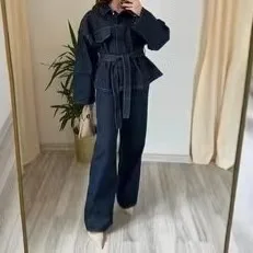 Комплект из двух предметов: джинсовый костюм для женщин, однотонный, с курткой на шнуровке и пуговицах, с отложным воротником, и брюки на молнии, повседневный, весна 2026
Комплект из двух предметов: джинсовый костюм для женщин, однотонный, с курткой на шнуровке и пуговицах, с отложным воротником, и брюки на молнии, повседневный, весна 2026