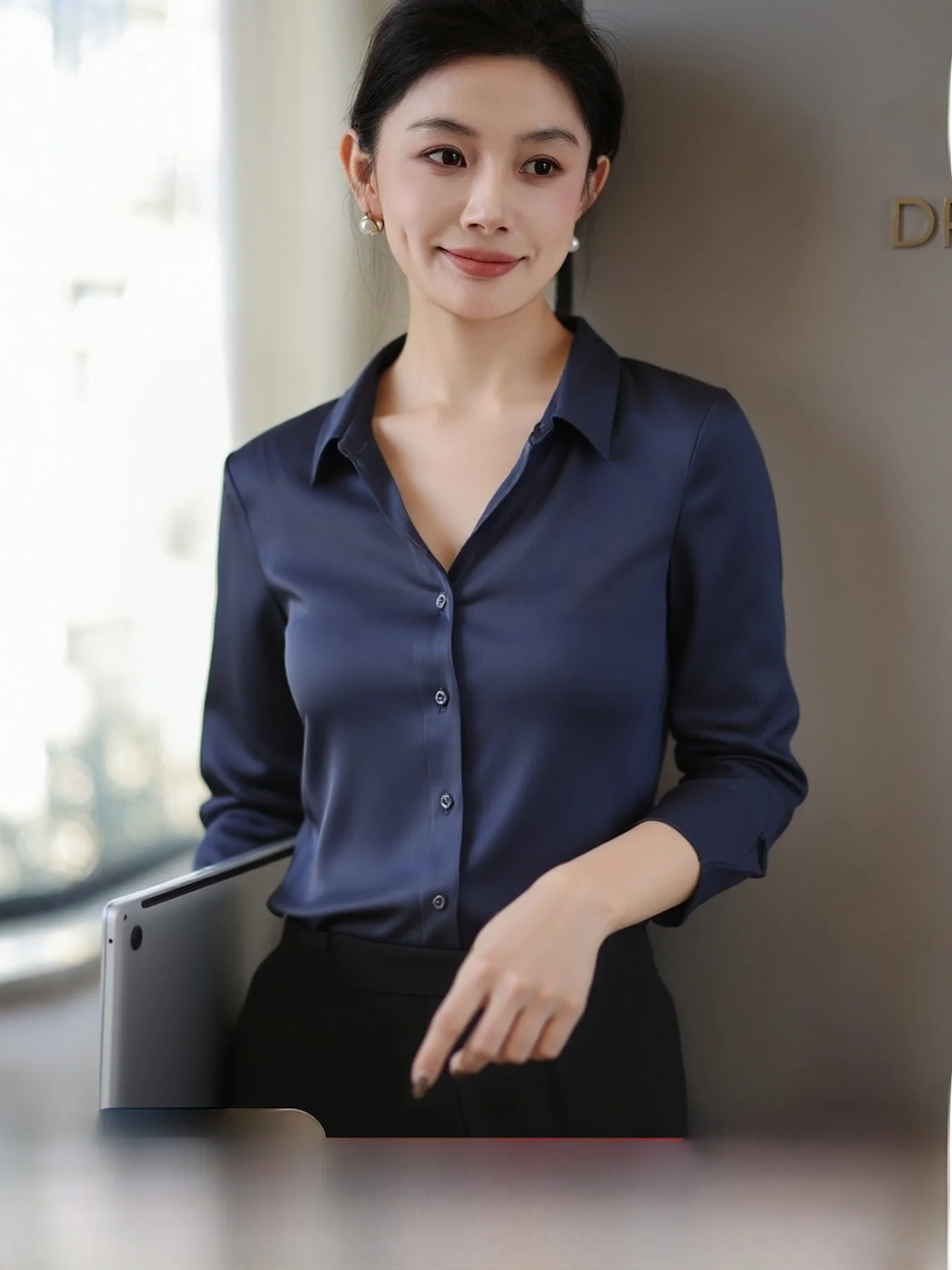 Элегантная женская рубашка глубокого синего цвета, новый стиль, атласная поверхность, струящаяся, для делового повседневного стиля, для работы, модная, из полиэфирного волокна, с длинным рукавом
Элегантная женская рубашка глубокого синего цвета, новый стиль, атласная поверхность, струящаяся, для делового повседневного стиля, для работы, модная, из полиэфирного волокна, с длинным рукавом