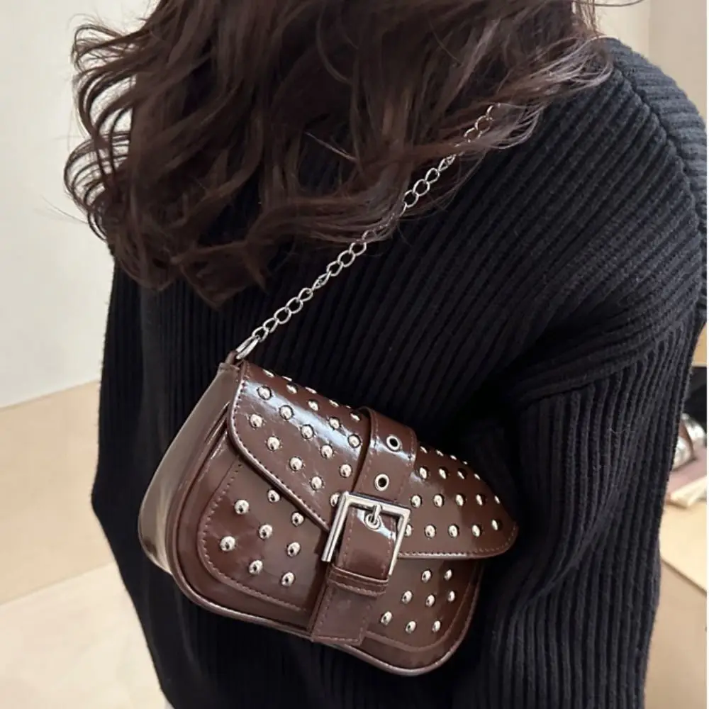 Портативная сумка через плечо в стиле Y2K с заклепками, ретро-сумка для мотоциклисток, сумка из искусственной кожи, сумка-кроссбоди на цепочке для девушек
Портативная сумка через плечо в стиле Y2K с заклепками, ретро-сумка для мотоциклисток, сумка из искусственной кожи, сумка-кроссбоди на цепочке для девушек