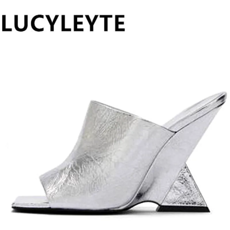 2023 Women's Designer Brand Shaped Heel Fashion Slippers Occidental Z-shaped Wedge Heel Square Head Walking Shoes
2023 Women's Designer Brand Shaped Heel Fashion Slippers Occidental Z-shaped Wedge Heel Square Head Walking Shoes