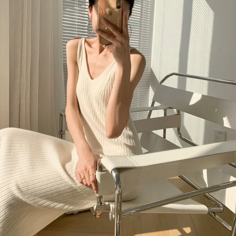 Loose and Fitted Knitted Dress Halter Lady's Vest Cross-border Backless Sleeveless V-neck Long Dress Fashion Elegant Sexy Women
Loose and Fitted Knitted Dress Halter Lady's Vest Cross-border Backless Sleeveless V-neck Long Dress Fashion Elegant Sexy Women