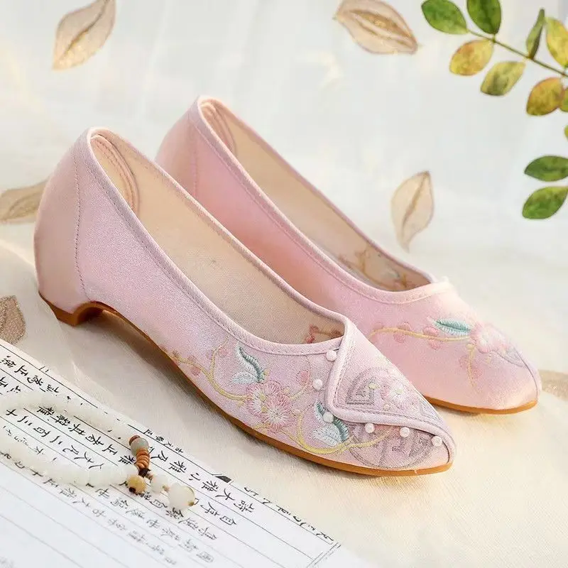 2026 New Women Low Heel Embroidered Cheongsam Shoes Spring Summer New Soft sole Shallow Slip On Ethnic Style Nude Shoes
2026 New Women Low Heel Embroidered Cheongsam Shoes Spring Summer New Soft sole Shallow Slip On Ethnic Style Nude Shoes