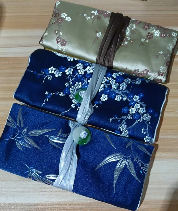10pcs Custom Travel Roll Up Jewelry Storage Bags Makeup Pouch Bag Silk Brocade Cloth Multi Zipper Pouch with Ties
10pcs Custom Travel Roll Up Jewelry Storage Bags Makeup Pouch Bag Silk Brocade Cloth Multi Zipper Pouch with Ties
