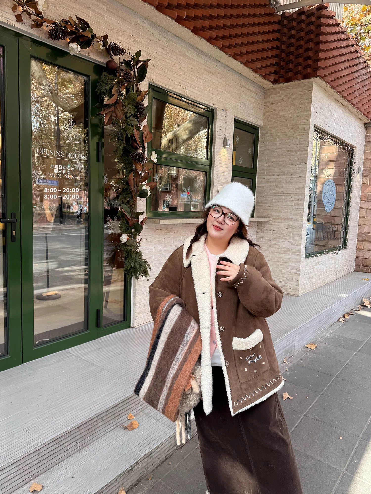 Heavy Embroidery Large Size Lamb Fur Suede Jaet Inteated hide Outerwear by Lao Zhang And Little Fat PONGKIKI
Heavy Embroidery Large Size Lamb Fur Suede Jaet Inteated hide Outerwear by Lao Zhang And Little Fat PONGKIKI