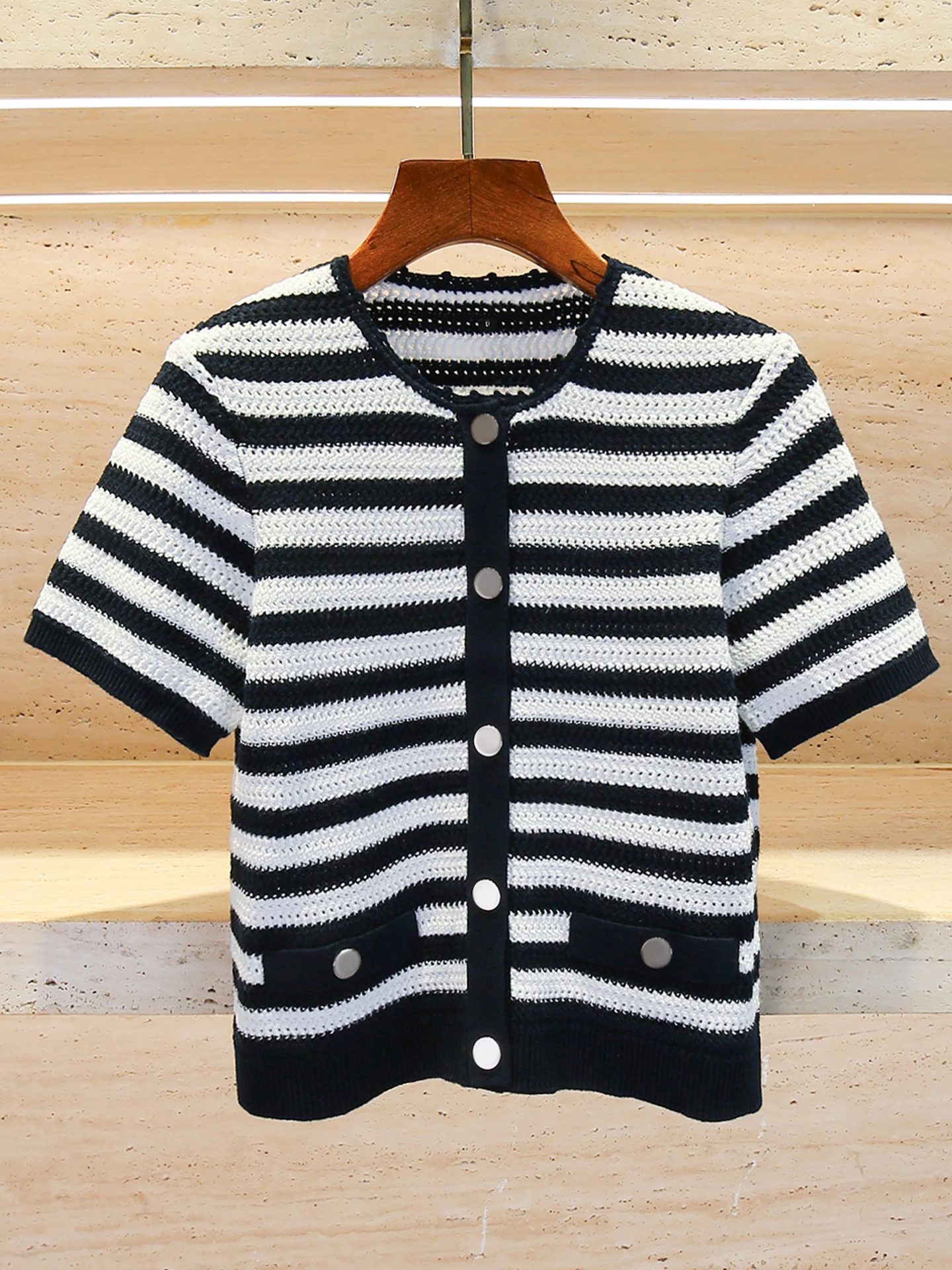 M Home Nan You High End Women's Summer 2025 Small Fraance Sle Striped Knitted Cardigan Top Button Regular Fit ort Sve
M Home Nan You High End Women's Summer 2025 Small Fraance Sle Striped Knitted Cardigan Top Button Regular Fit ort Sve