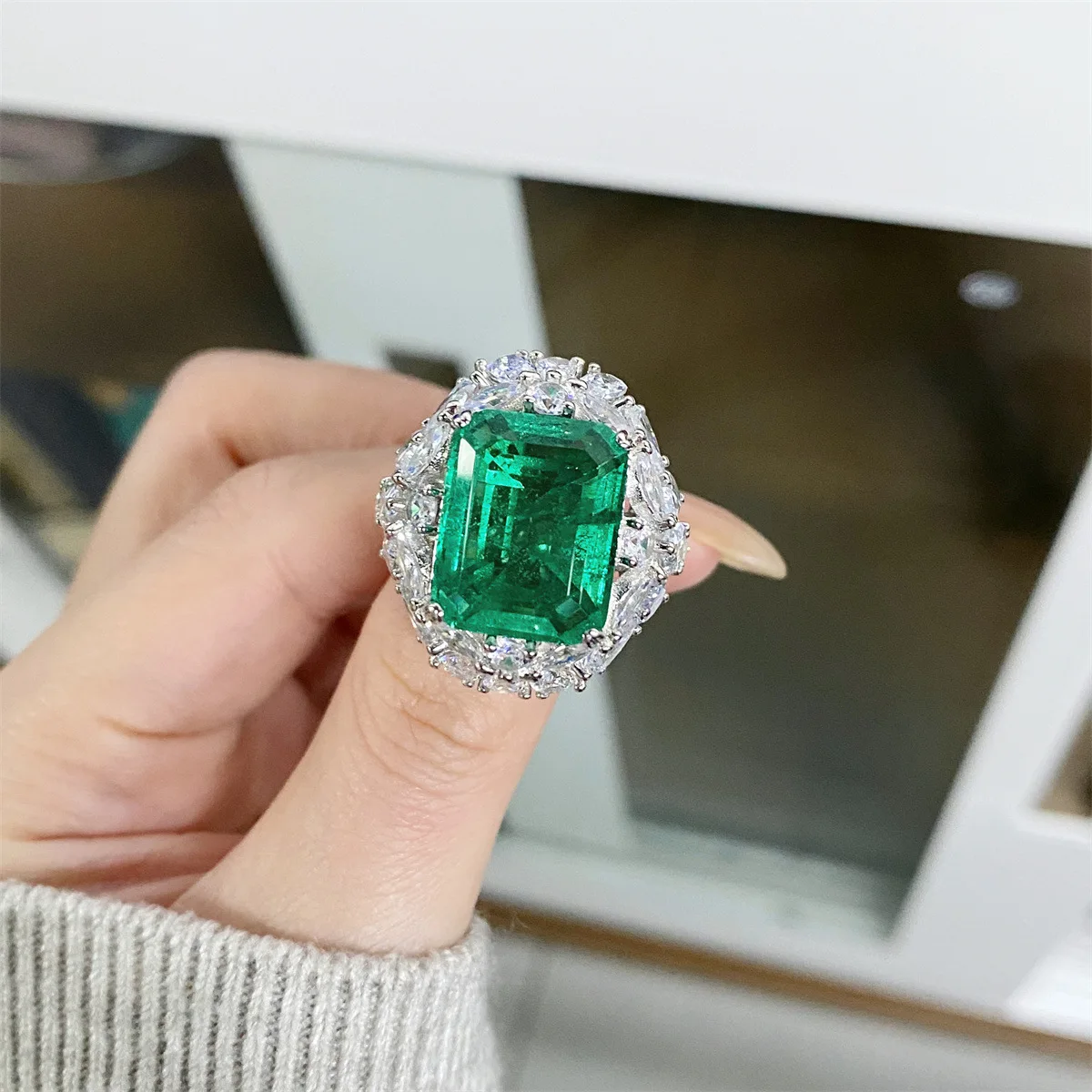 S925 Sterling Silver Emerald Cotton Woolen Ring Full of Diamonds Luxury Shiny Ladies High-End Ring
S925 Sterling Silver Emerald Cotton Woolen Ring Full of Diamonds Luxury Shiny Ladies High-End Ring