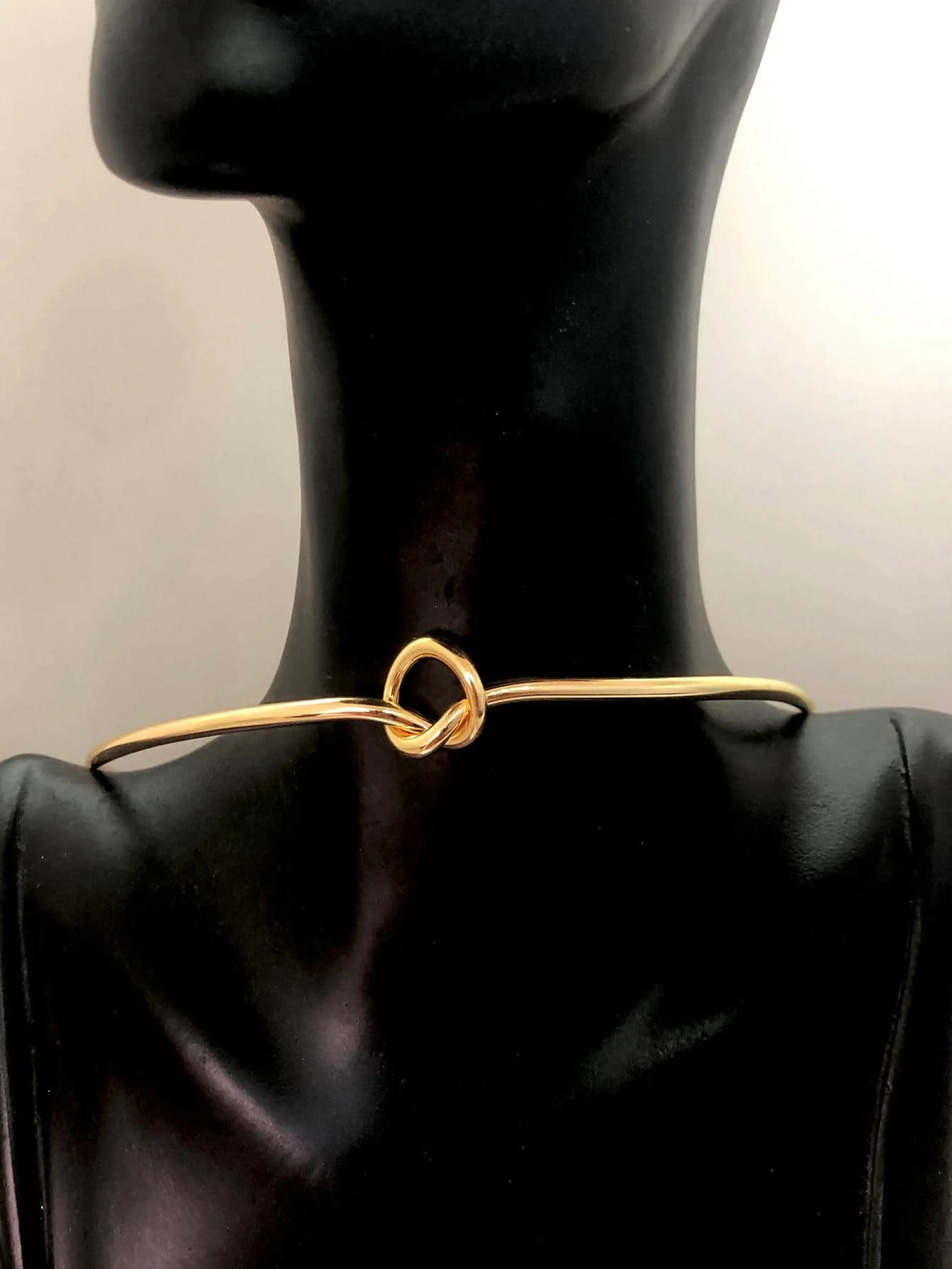 Elegant Knot-Style Cuff Choker Necklace For Women
Elegant Knot-Style Cuff Choker Necklace For Women