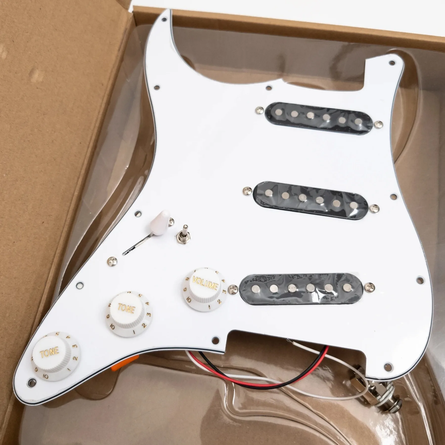 Left-handed Guitar Prewired Loaded Pickguard Set for ST with Alnico 5 Single Coil Pickups Set Guitar Replacement Parts
Left-handed Guitar Prewired Loaded Pickguard Set for ST with Alnico 5 Single Coil Pickups Set Guitar Replacement Parts