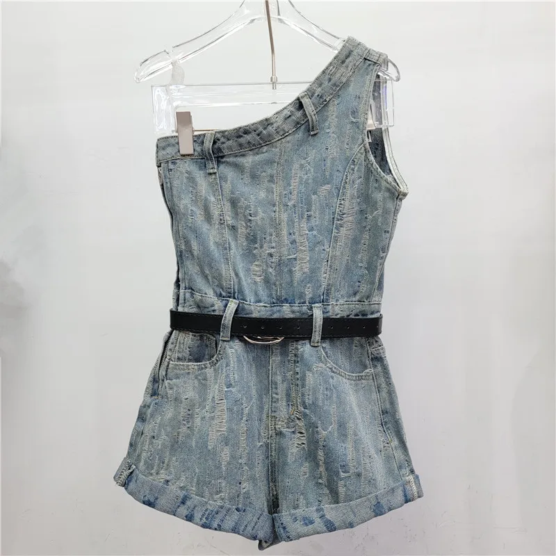 Vintage halter-neck denim romper. Features a chic backless design & a high-waisted, relaxed fit for summer.
Vintage halter-neck denim romper. Features a chic backless design & a high-waisted, relaxed fit for summer.