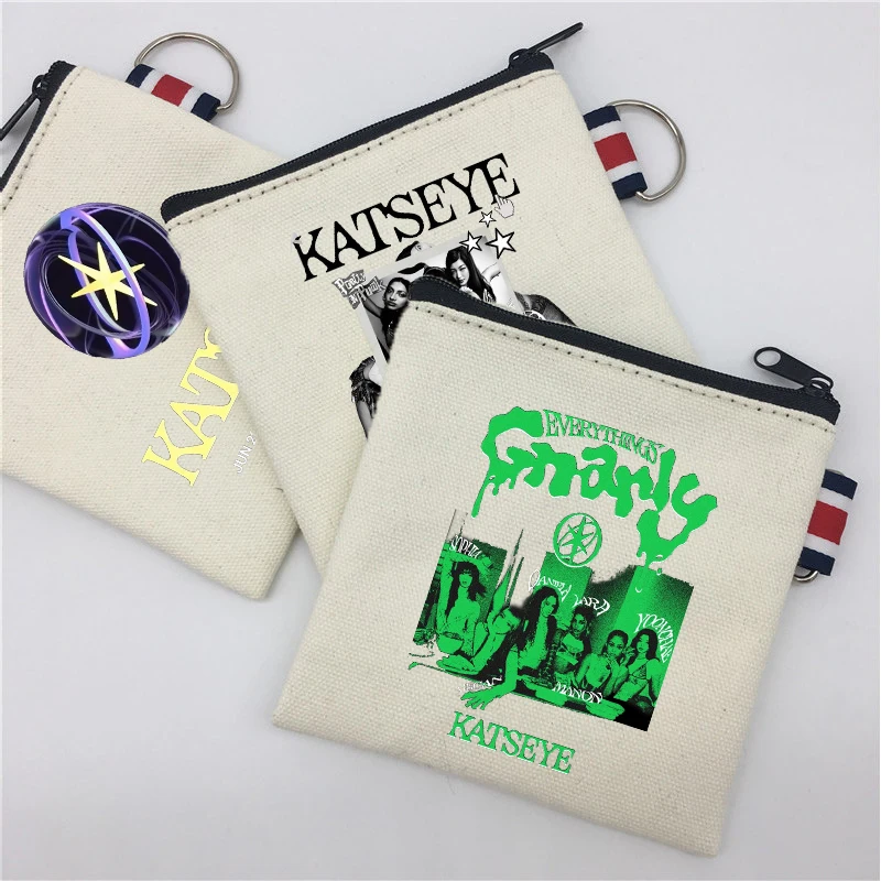 KATSEYE Холщовый кошелек для девочек, кошелек для монет, корейская группа для девочек, модная холщовая сумка, милый маленький кошелек на молнии, сумки для ключей, подарок на день рождения
KATSEYE Холщовый кошелек для девочек, кошелек для монет, корейская группа для девочек, модная холщовая сумка, милый маленький кошелек на молнии, сумки для ключей, подарок на день рождения
