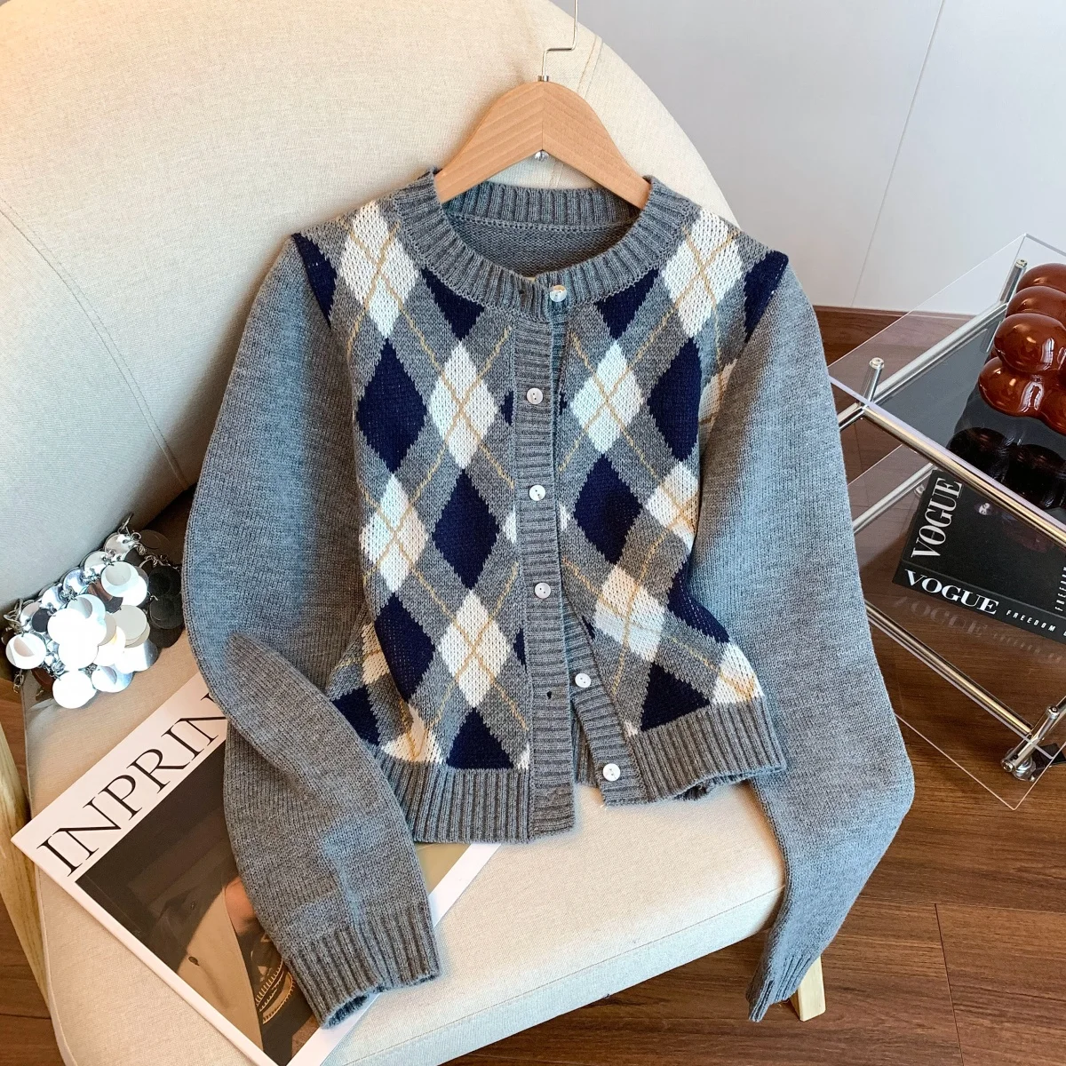 Теплый вязаный кардиган с длинными рукавами для женщин: модный ретро-стиль, прямой крой, утолщенный, зимний, новинка
Теплый вязаный кардиган с длинными рукавами для женщин: модный ретро-стиль, прямой крой, утолщенный, зимний, новинка