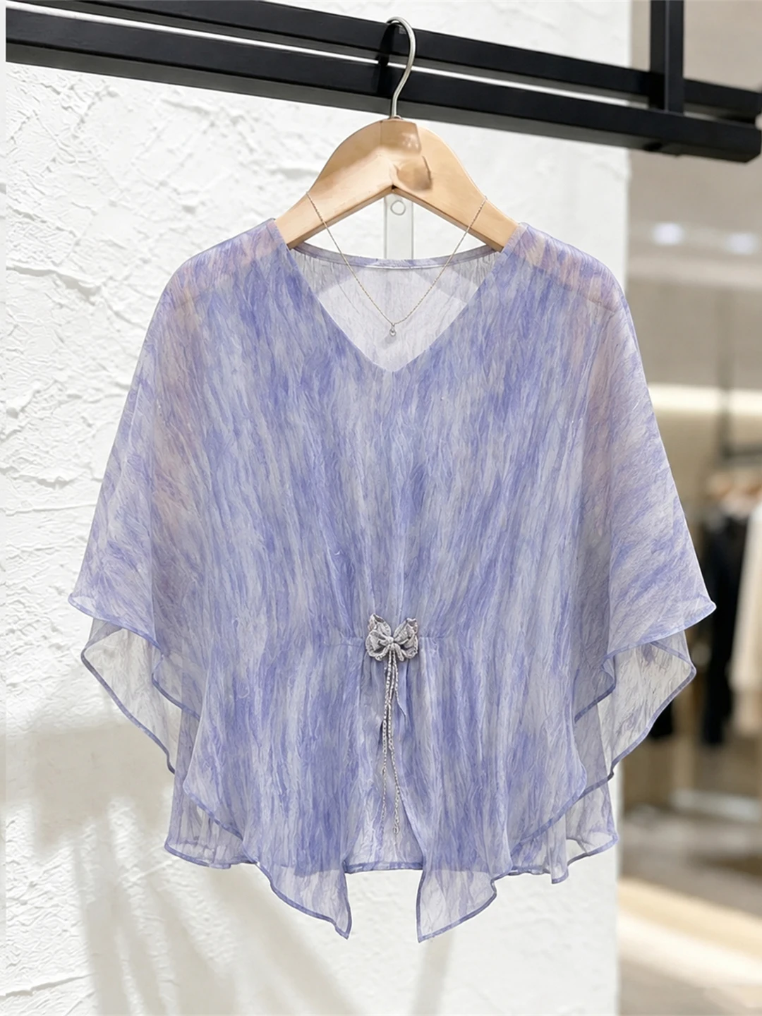 Elegant V-Neck Shirt Lazy Style Design Sensation Age-Defying Top Summer 2026 Women's Casual Shirt Korean Version Loose Fit
Elegant V-Neck Shirt Lazy Style Design Sensation Age-Defying Top Summer 2026 Women's Casual Shirt Korean Version Loose Fit