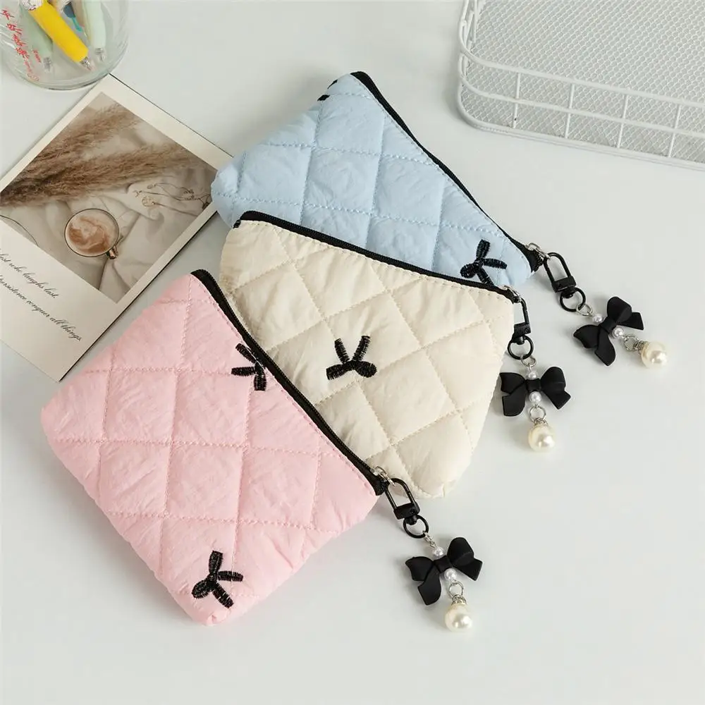 Portable Quilted Makeup Bag Bow Toiletries Storage Cosmetic Pouch Coins Storage Earphones Storage Zipper Organizer for Women
Portable Quilted Makeup Bag Bow Toiletries Storage Cosmetic Pouch Coins Storage Earphones Storage Zipper Organizer for Women