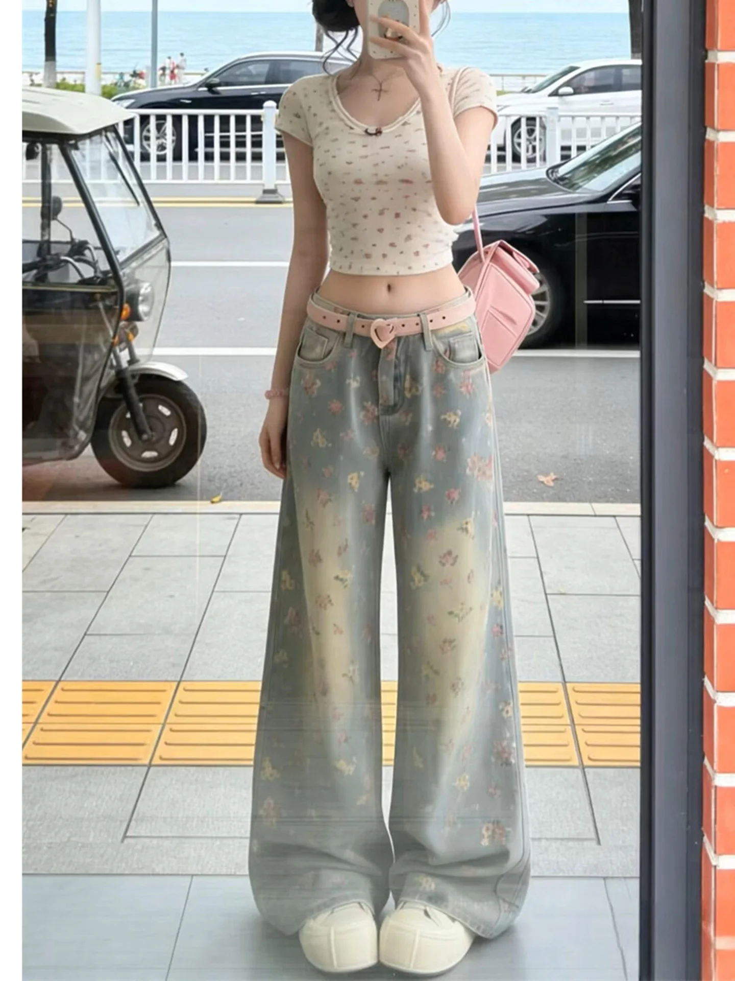 Retro American Floral High Waist Button Zipper Denim Jeans Women Spring Autumn Design Worn Wash Versatile Long Trendy Pants
Retro American Floral High Waist Button Zipper Denim Jeans Women Spring Autumn Design Worn Wash Versatile Long Trendy Pants