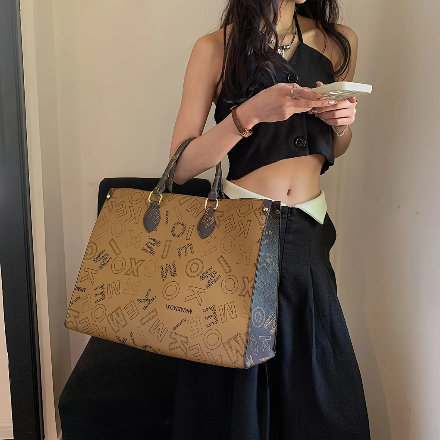 Vintage Large Capacity Tote Bag with Retro Letter Pattern, Women's Fashion Handbag for Commute - Stylish and Spacious
Vintage Large Capacity Tote Bag with Retro Letter Pattern, Women's Fashion Handbag for Commute - Stylish and Spacious