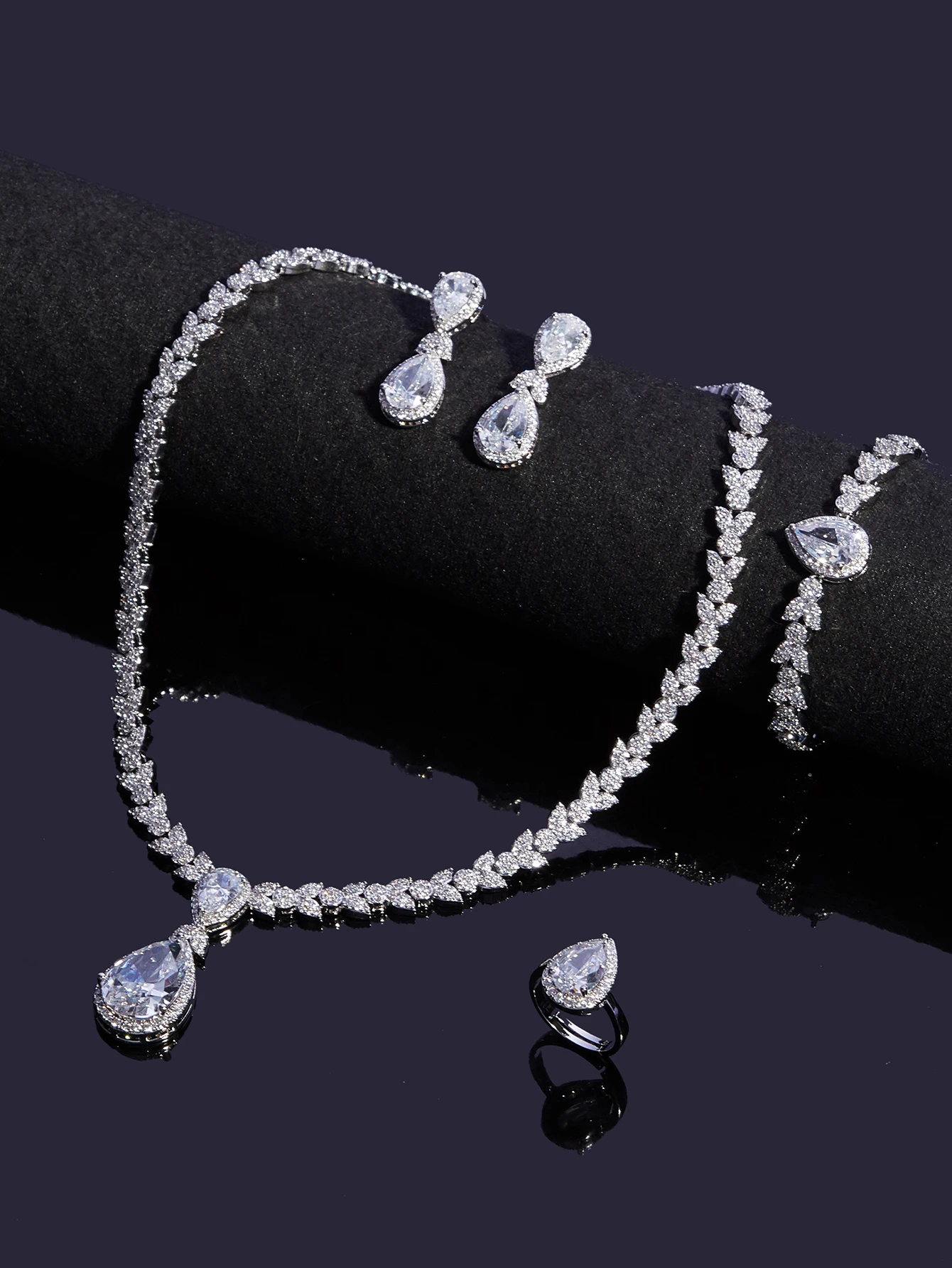 2024 New 4-piece Bridal Water Drop Jewelry Set For Women Wedding Party Full Zircon Dubai Bridal Jewelry Set Gift
2024 New 4-piece Bridal Water Drop Jewelry Set For Women Wedding Party Full Zircon Dubai Bridal Jewelry Set Gift