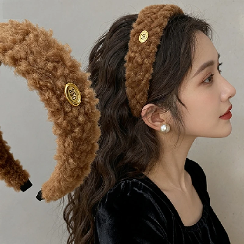 1PC Cute Lamb Wool Teddy Hair Hoop, Gold Logo Headband, Autumn Winter New Style, Korean Fashion, Versatile&Elegant, Outdoor Wear
1PC Cute Lamb Wool Teddy Hair Hoop, Gold Logo Headband, Autumn Winter New Style, Korean Fashion, Versatile&Elegant, Outdoor Wear