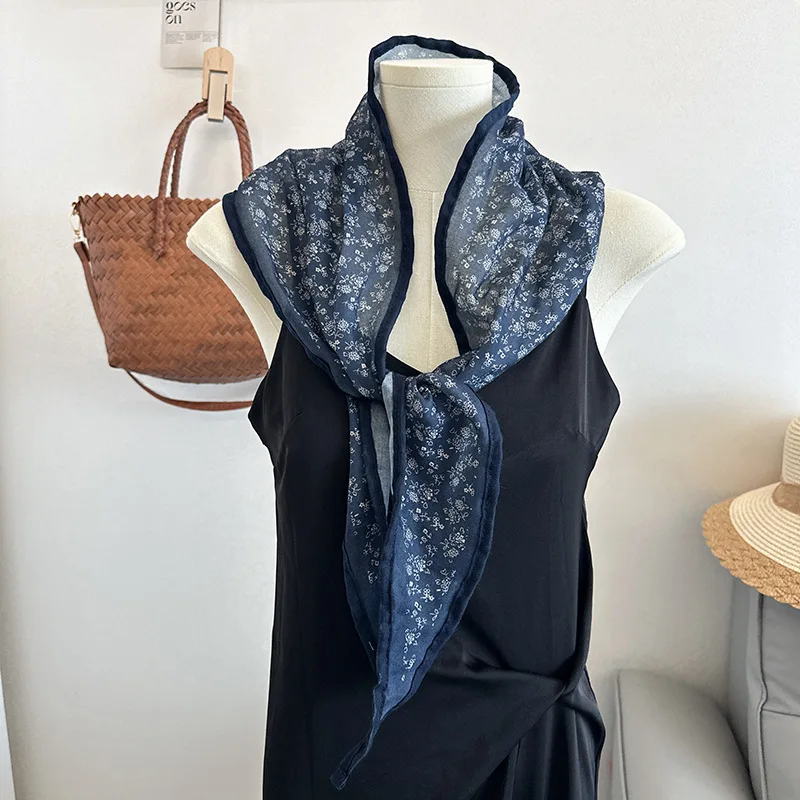 Fashionable diamond-shaped scarf for women, retro and artistic floral small neckerchief, clothing accessory small silk
Fashionable diamond-shaped scarf for women, retro and artistic floral small neckerchief, clothing accessory small silk