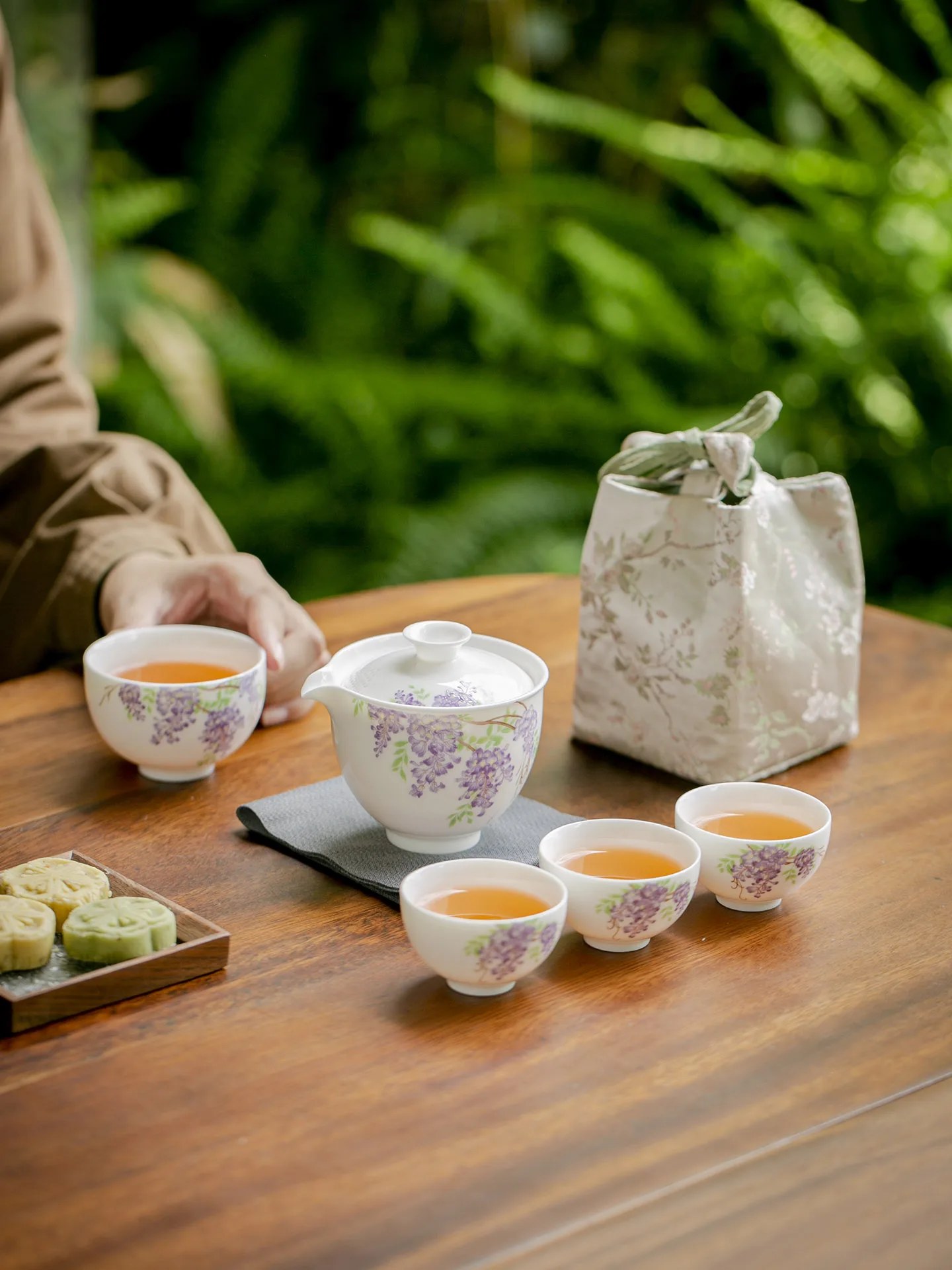 Portable Travel Tea Set White Porcelain Teapot And Cup Outdoor Camping Personalized Tea Set Quick Guest Cup Included
Portable Travel Tea Set White Porcelain Teapot And Cup Outdoor Camping Personalized Tea Set Quick Guest Cup Included