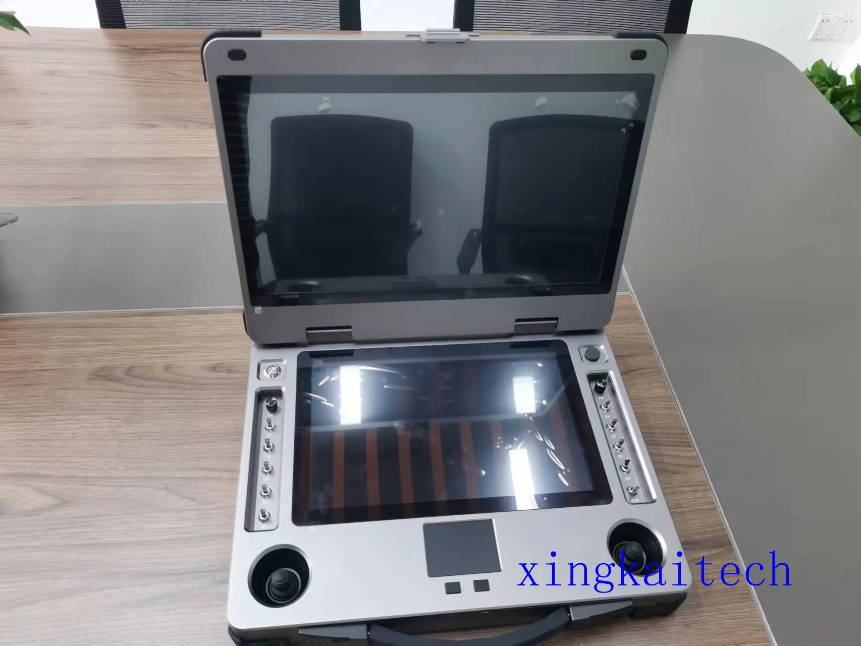 Unmanned Vehicle Monitoring Station Factory Uav Ground Station Dule Screen High Brightness Display Drone Uav Ground Controller
Unmanned Vehicle Monitoring Station Factory Uav Ground Station Dule Screen High Brightness Display Drone Uav Ground Controller