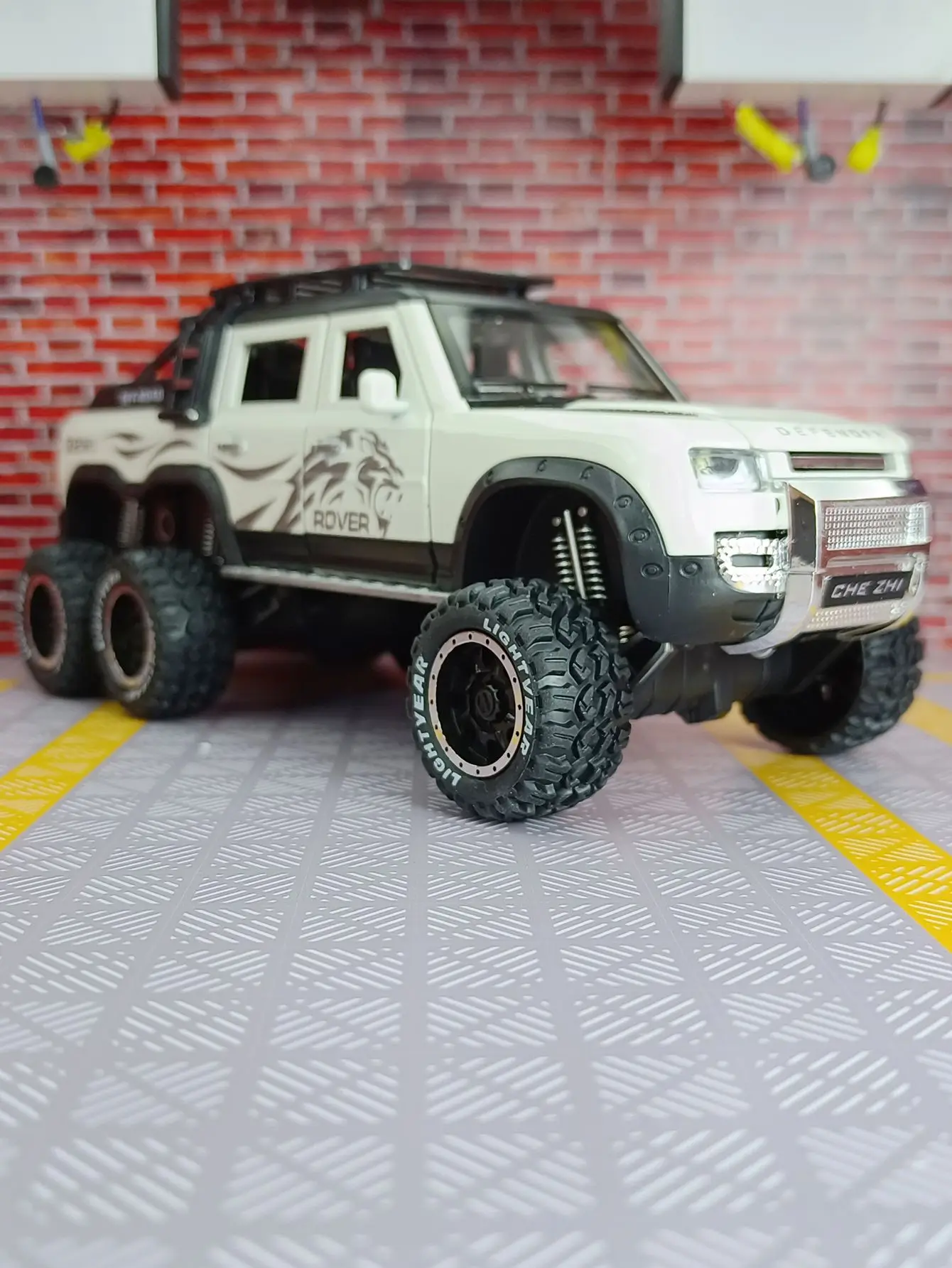 1:24 Land Rover alloy off-road vehicle model, doors and engine hood, trunk can be opened has simulated sound and lighting
1:24 Land Rover alloy off-road vehicle model, doors and engine hood, trunk can be opened has simulated sound and lighting