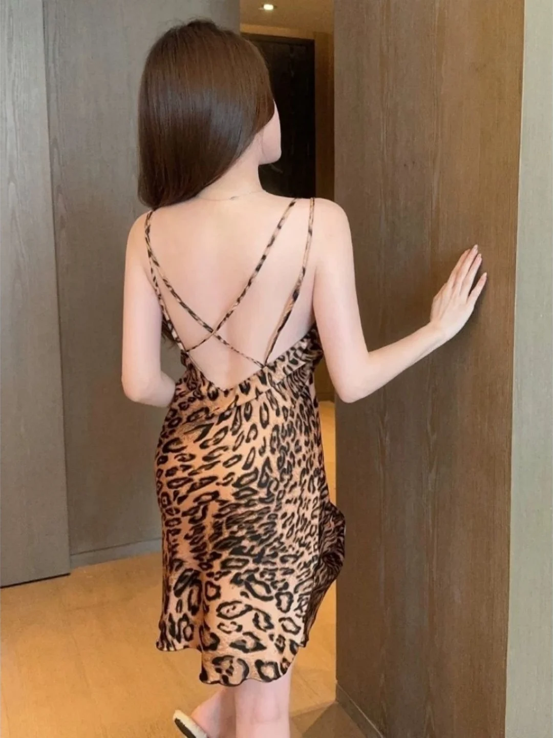 Hot Short Ice Silk Leopard Print V-Neck Strap Home Wear for plus Size Women Summer Cross Belted Sleep Dress Korean Style
Hot Short Ice Silk Leopard Print V-Neck Strap Home Wear for plus Size Women Summer Cross Belted Sleep Dress Korean Style