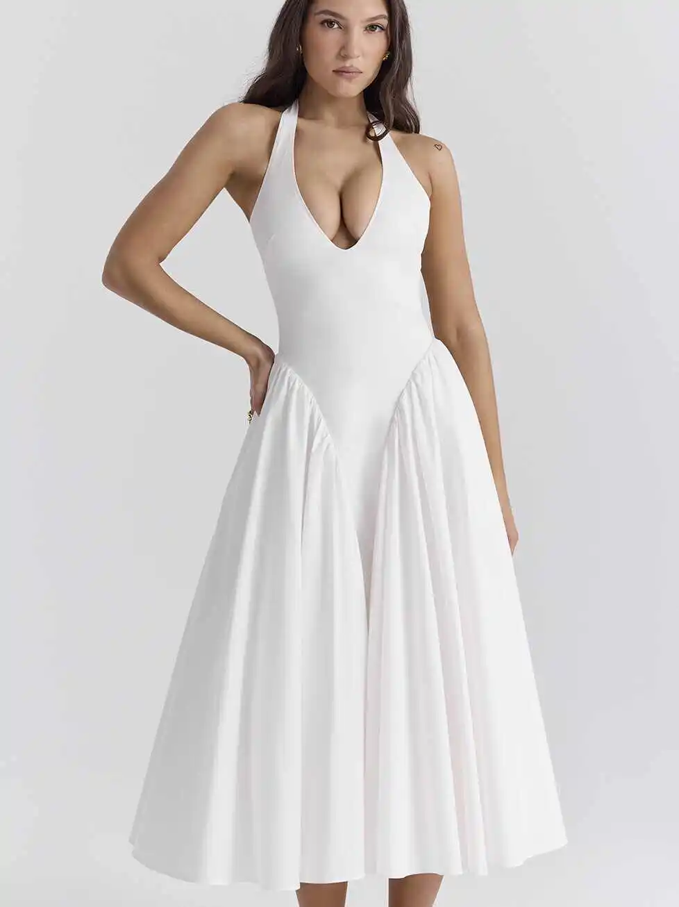 European And American Elegant And Sexy Deep V-Neck Hanging Style Backless Big Skirt Seaside Vacation Mid Length Dress
European And American Elegant And Sexy Deep V-Neck Hanging Style Backless Big Skirt Seaside Vacation Mid Length Dress