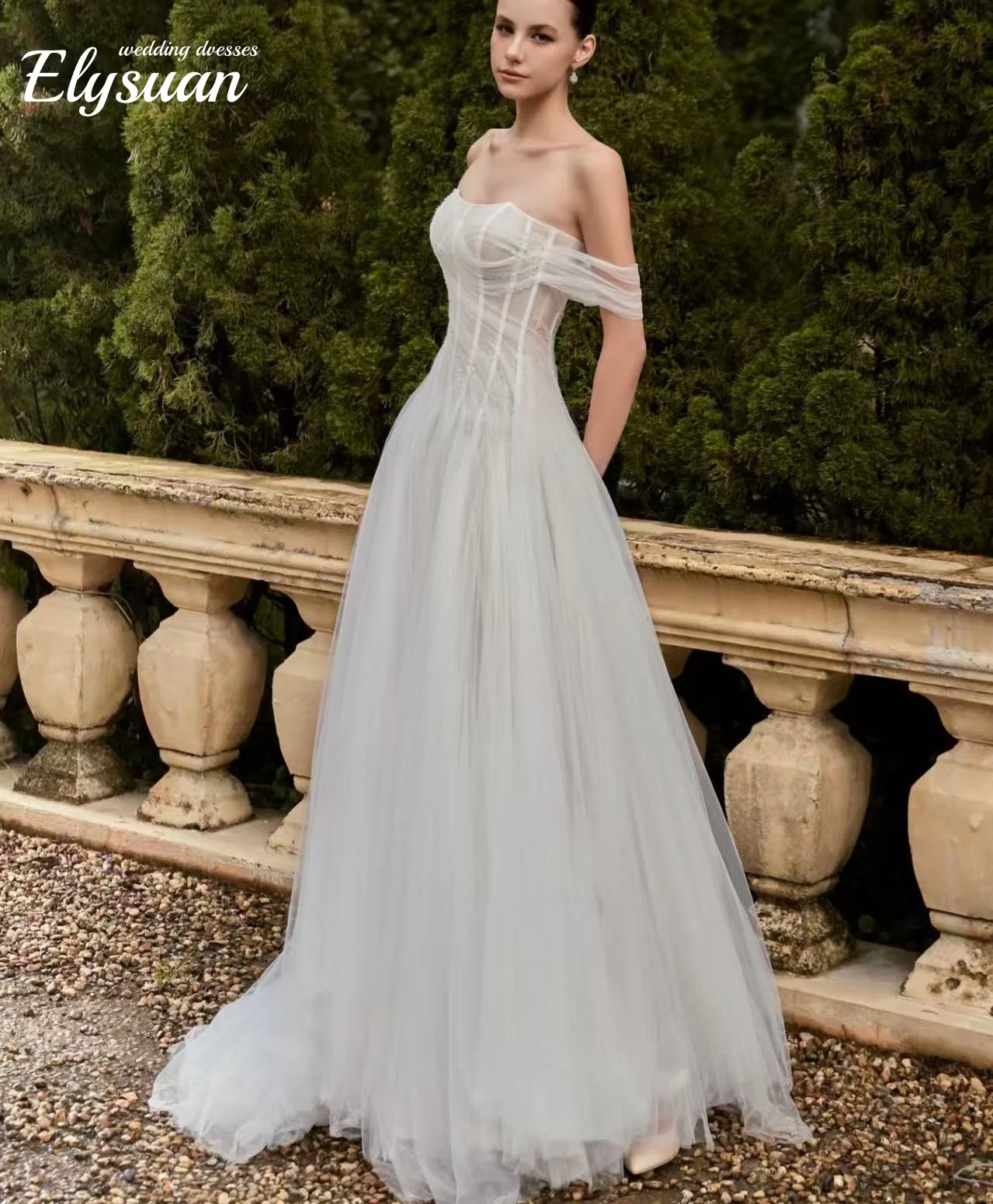 Customized The inner glittering shoulder line wedding dress is a long chiffon court train backless bride's dress for women
Customized The inner glittering shoulder line wedding dress is a long chiffon court train backless bride's dress for women