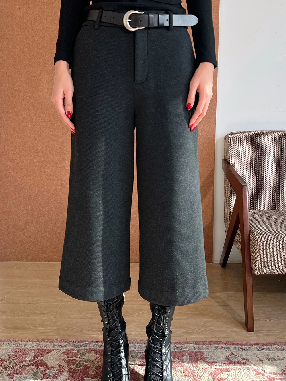 Зимние утепленные шерстяные брюки HIGHLIFE с широкими штанинами, длиной 7/8, модные, универсальные, с эффектом похудения, с высокой талией, на пуговицах, повседневные
Зимние утепленные шерстяные брюки HIGHLIFE с широкими штанинами, длиной 7/8, модные, универсальные, с эффектом похудения, с высокой талией, на пуговицах, повседневные