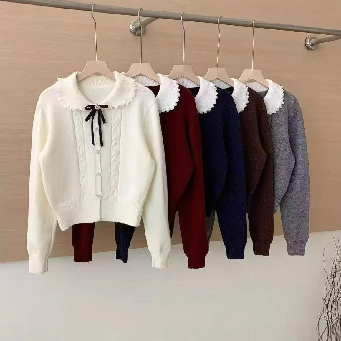 Свитер с милым бантом во французском стиле, осень-зима, вязаный кардиган с воротником Питера Пэна, женский однобортный топ с длинными рукавами
Свитер с милым бантом во французском стиле, осень-зима, вязаный кардиган с воротником Питера Пэна, женский однобортный топ с длинными рукавами