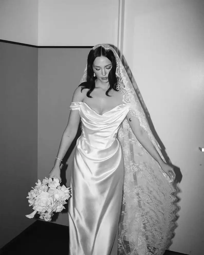 Cathedral Lace Bridal Veil Single Tier Mantilla Style Elopement Courthouse Bride Vintage Romantic Lace Wedding Veil
Cathedral Lace Bridal Veil Single Tier Mantilla Style Elopement Courthouse Bride Vintage Romantic Lace Wedding Veil
