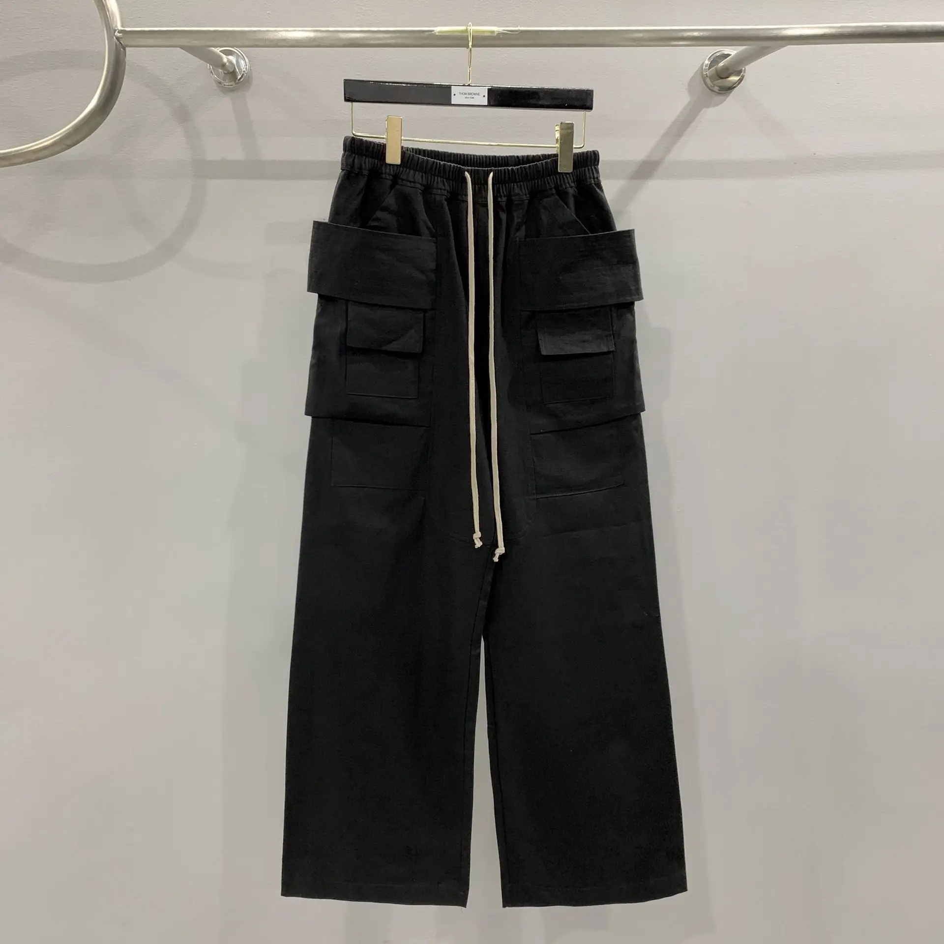 2025 men's new Europe and the United States dark RO wind double ring loose high street versatile multi-pocket wide-leg pants
2025 men's new Europe and the United States dark RO wind double ring loose high street versatile multi-pocket wide-leg pants