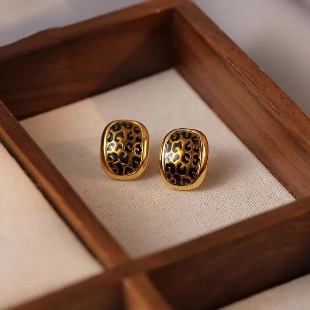 Korean Temperament Geometric Oval Gold Color Leopard Print Piercing Stud Earrings for Women Fashion Designer Jewelry Accessories
Korean Temperament Geometric Oval Gold Color Leopard Print Piercing Stud Earrings for Women Fashion Designer Jewelry Accessories