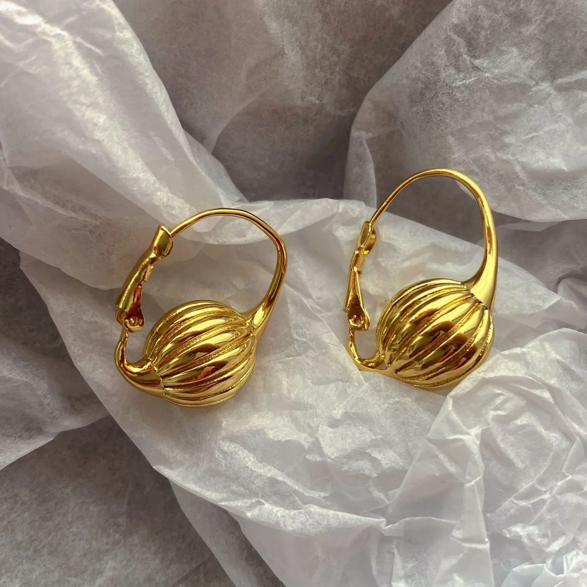 Personality Design Lantern Earrings Brass Gold Color Ball Hoop Earrings for Women Girl Gift Hot Sale Fashion Accessories Party
Personality Design Lantern Earrings Brass Gold Color Ball Hoop Earrings for Women Girl Gift Hot Sale Fashion Accessories Party